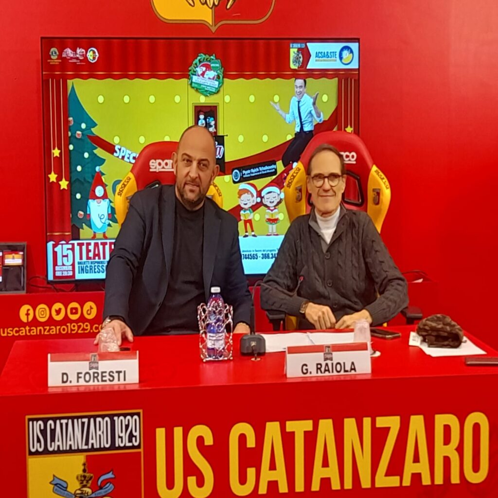 Conferenza stampa maglia Christmas match 1 U.S. Catanzaro in campo per solidarietà, ecco la "Maglia Natale 2023" che andrà all'asta per beneficenza.