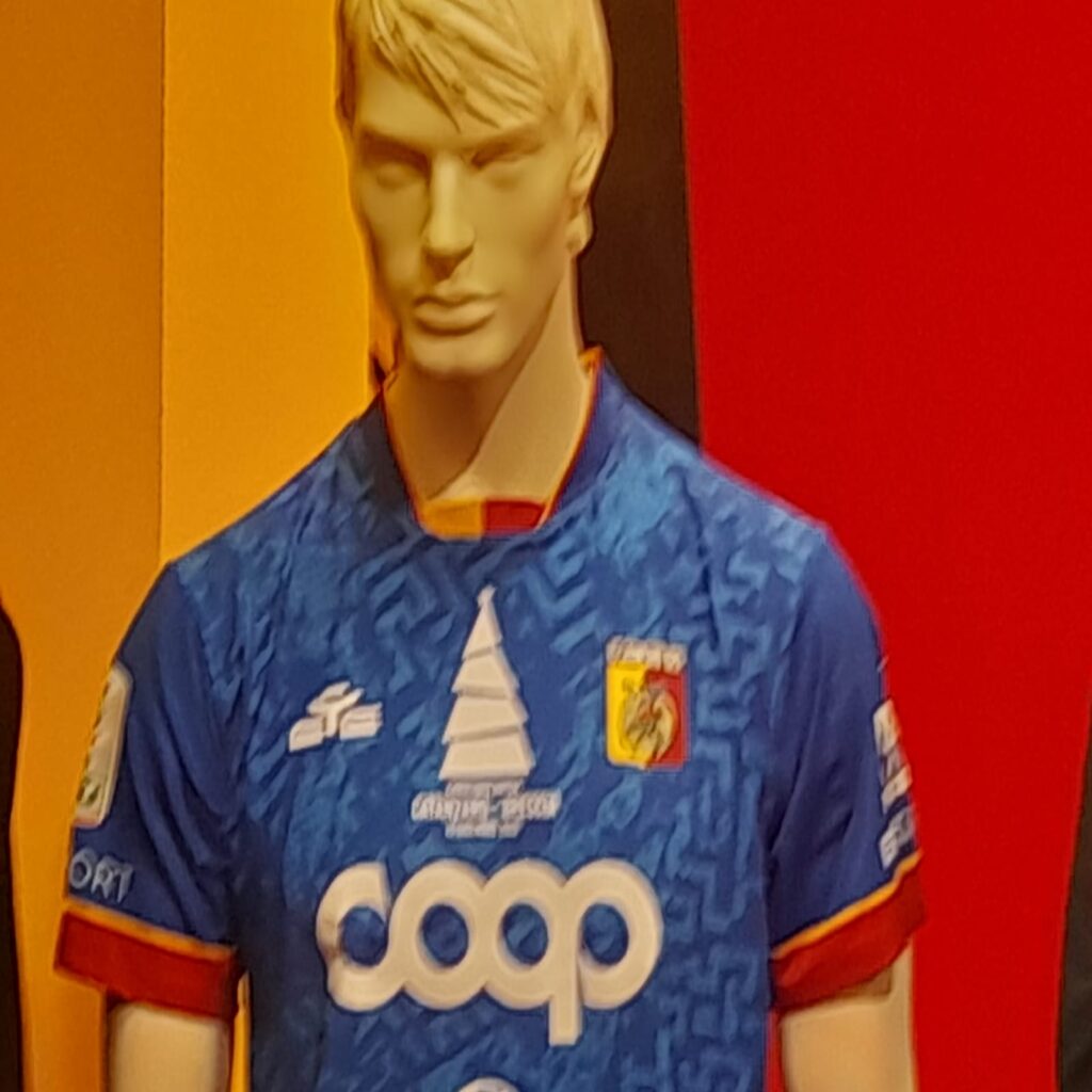 Maglia Christmas match 1 U.S. Catanzaro in campo per solidarietà, ecco la "Maglia Natale 2023" che andrà all'asta per beneficenza.