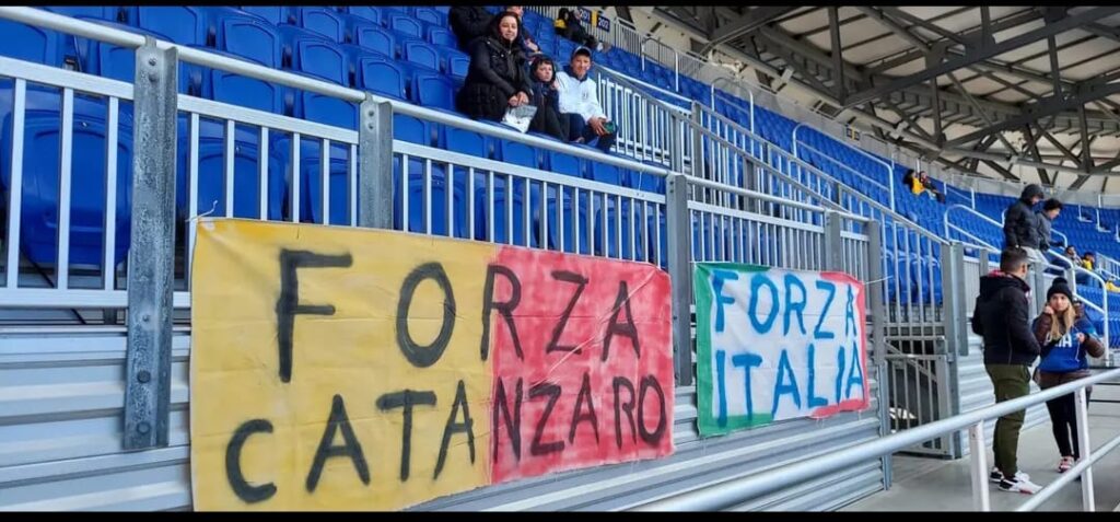 Striscione New York alla partita dellItalia New York si colora di giallorosso: uno striscione con la scritta "forza Catanzaro" colora la partita dell'Italia.