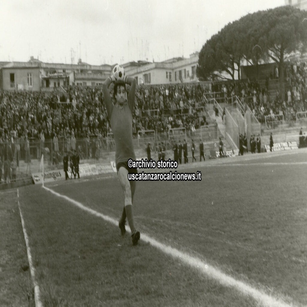 Ranieri Catanzaro 1977 78 4 Sir Claudio Ranieri lascia il calcio e con sè 8 anni di Catanzaro, li ripercorriamo attraverso 29 scatti del nostro archivio storico.