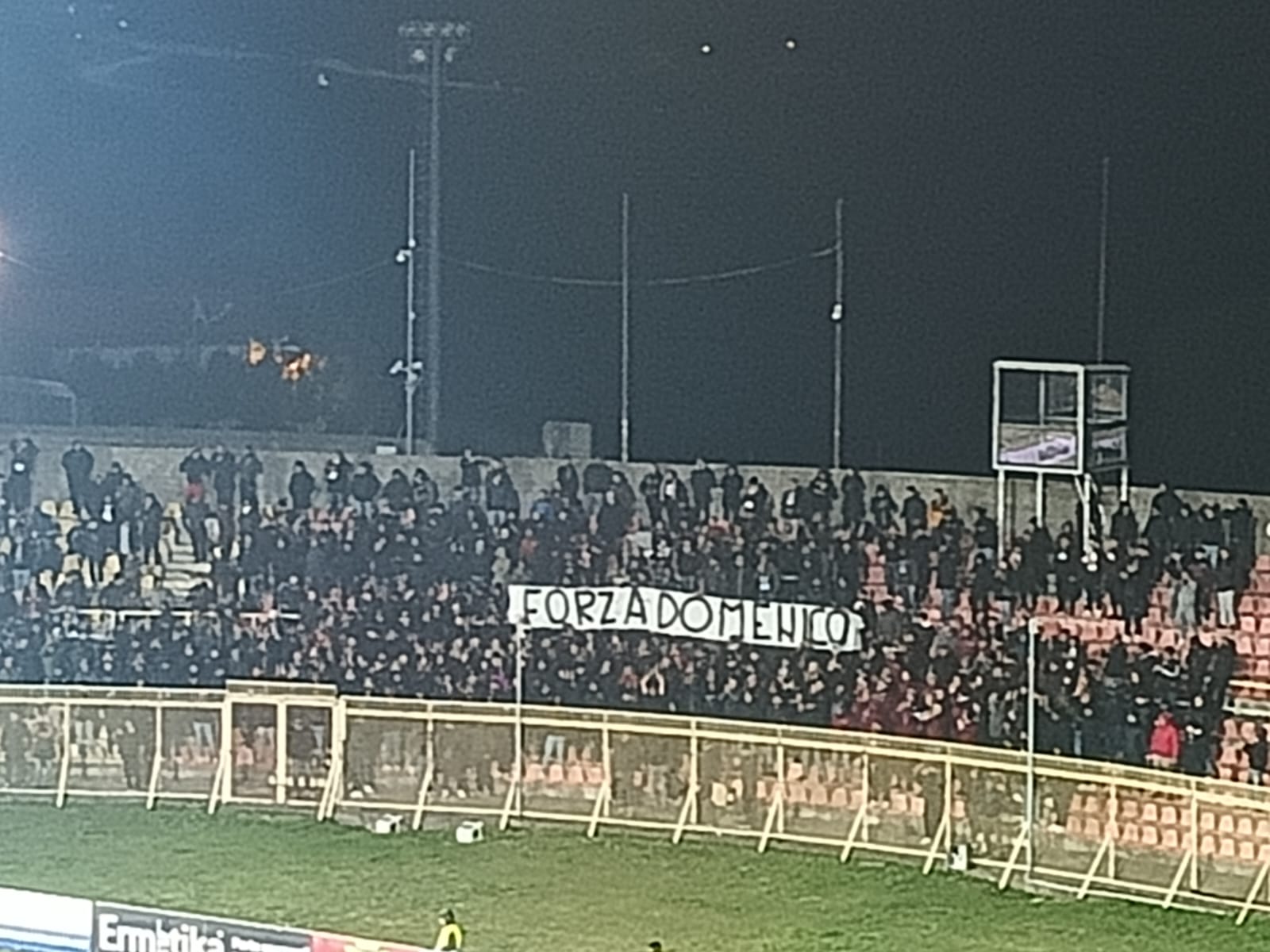 Curva Est La curva “Capraro” si ferma per Domenico e ricorda Riccardo: il cuore grande dei tifosi e la solidarietà dei Salernitani